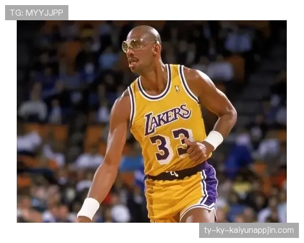 贾巴尔内线多样进攻拉开得分差距领先时代中锋